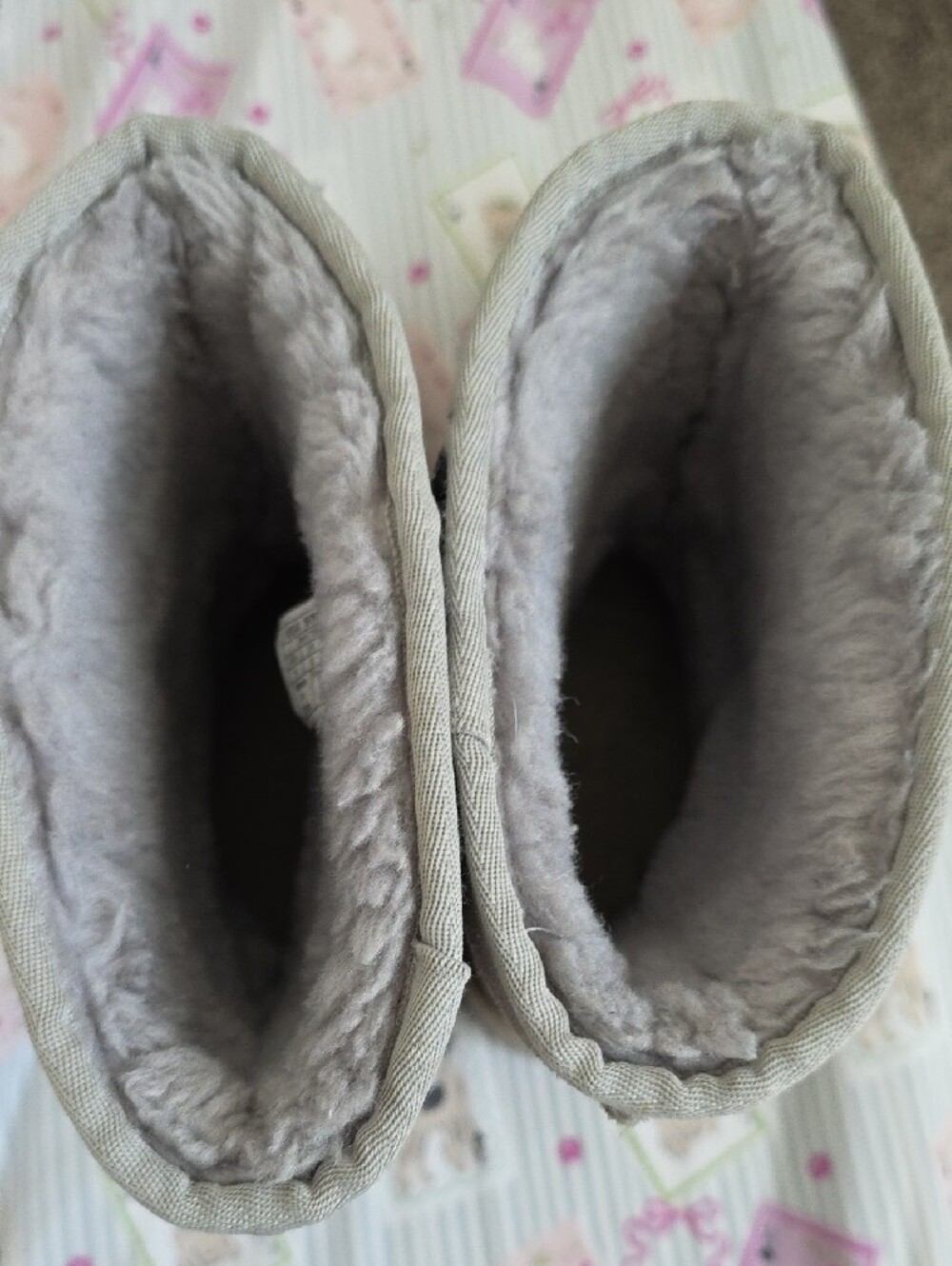 LIMITED RARE UGG Gray Shearling-Lined Boot Interior With Denim Stars And Sequin - Picture 4 of 9